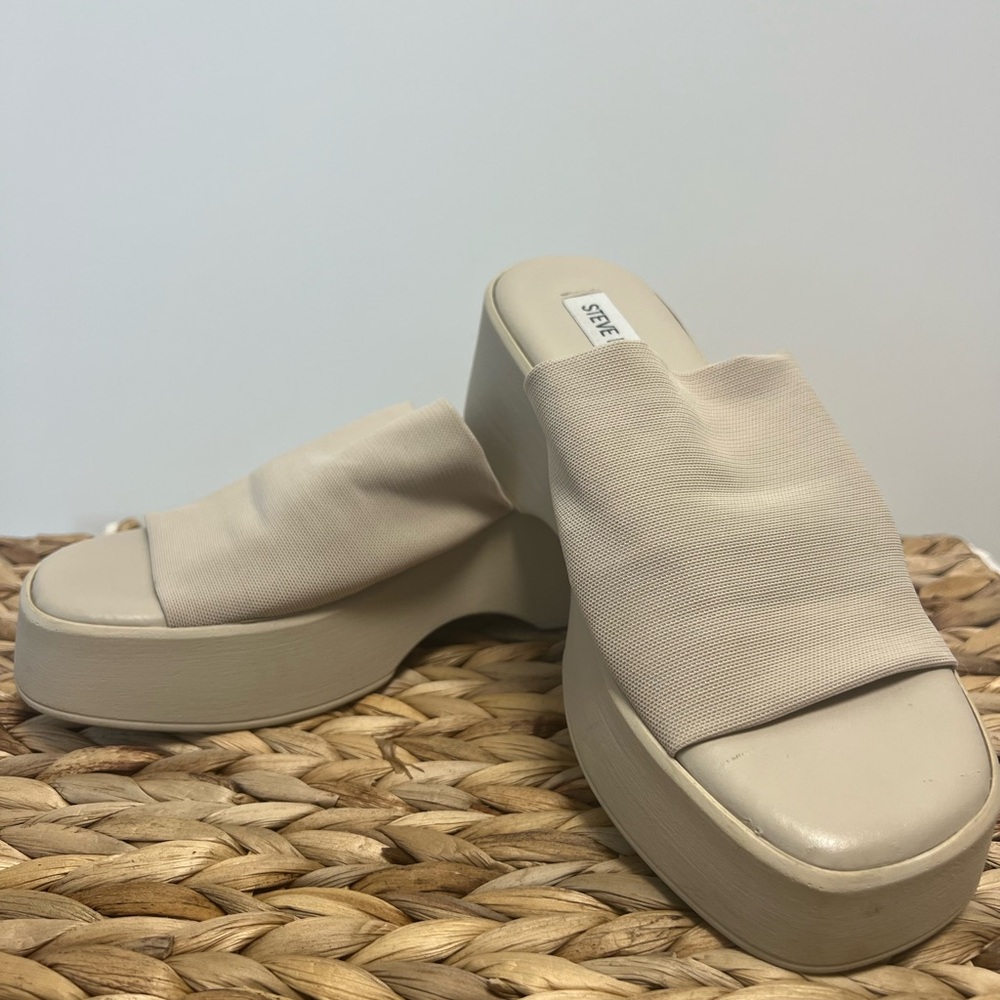 NEVER WORN - Steve Madden Slip on